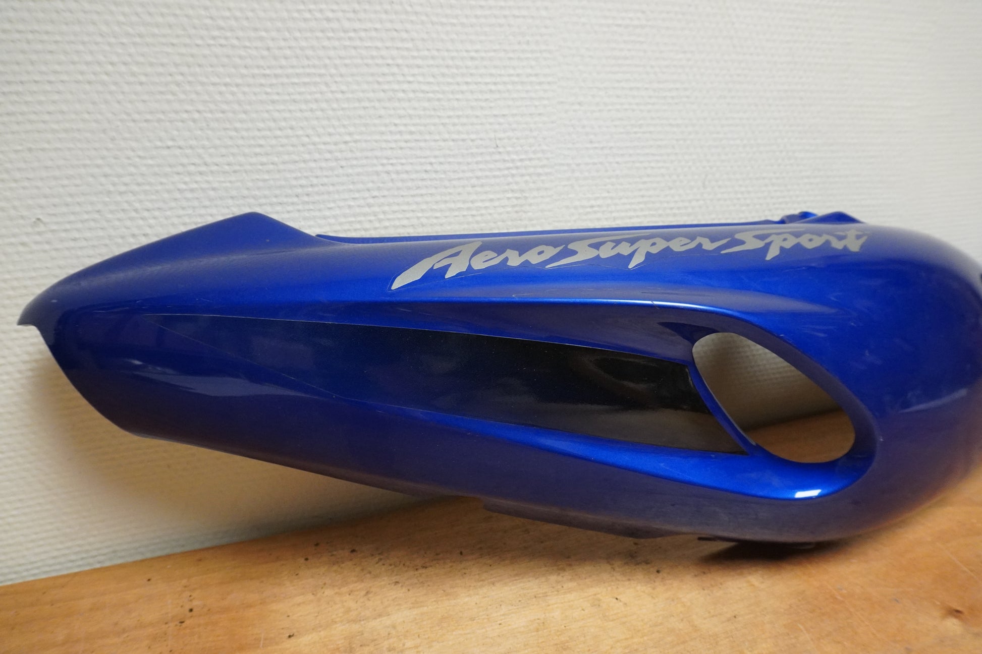 Höger sida på Bakvinge från en Yamaha YZF 1000 R -1997 motorcykel.