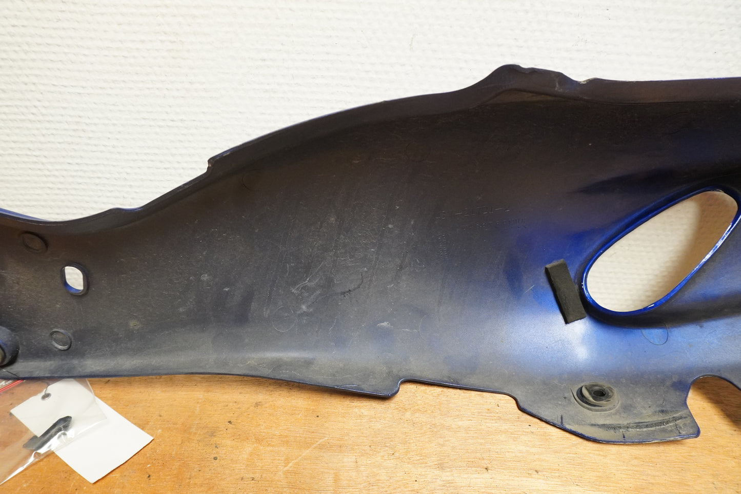 Snett uppifrån på Bakvinge från en Yamaha YZF 1000 R -1997 motorcykel.