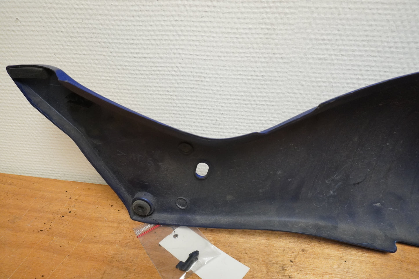 Snett nerifrån på Bakvinge från en Yamaha YZF 1000 R -1997 motorcykel.