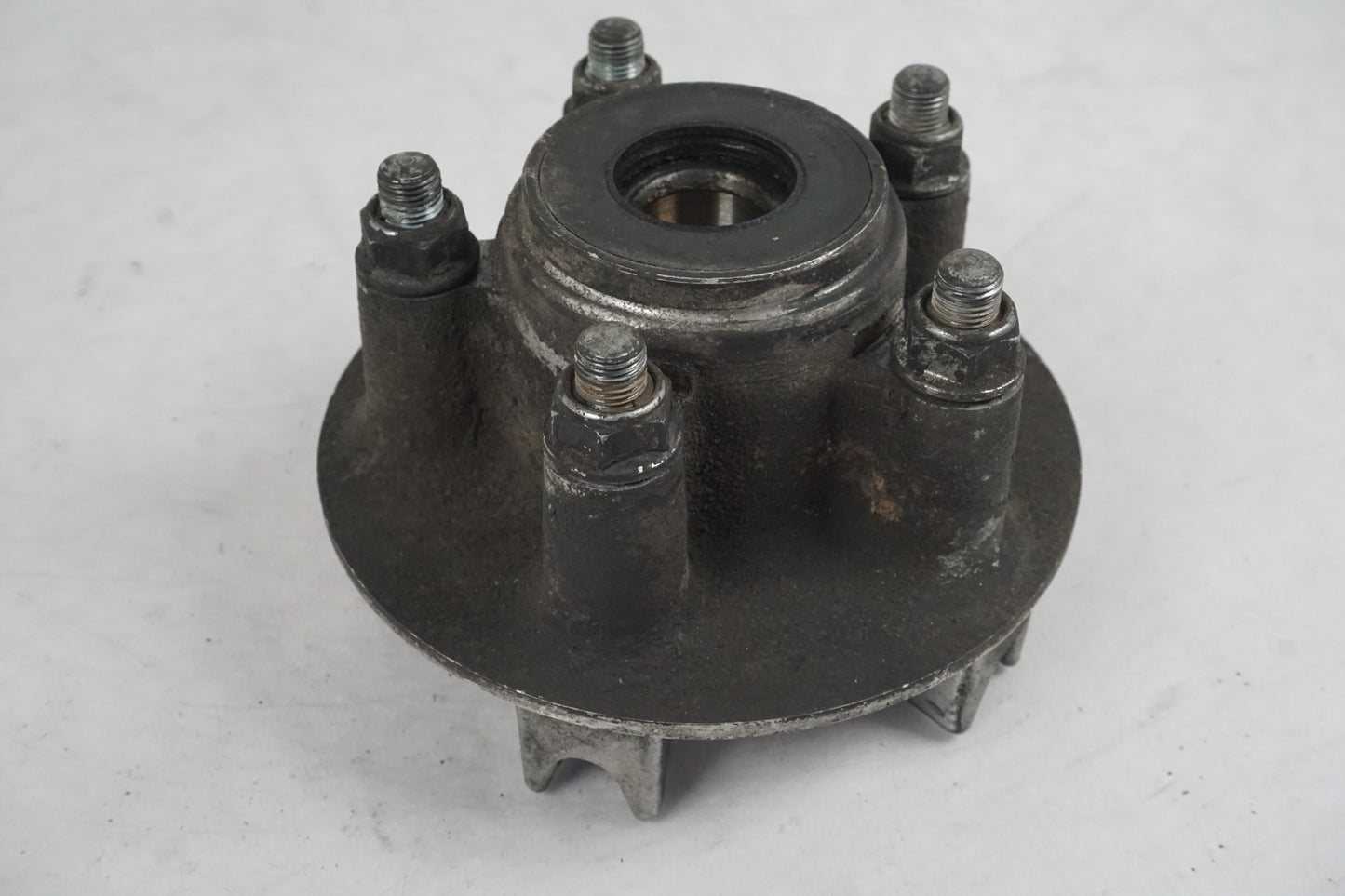 Snett uppifrån på Drevfäste från en Honda VFR 750 -1988 motorcykel.