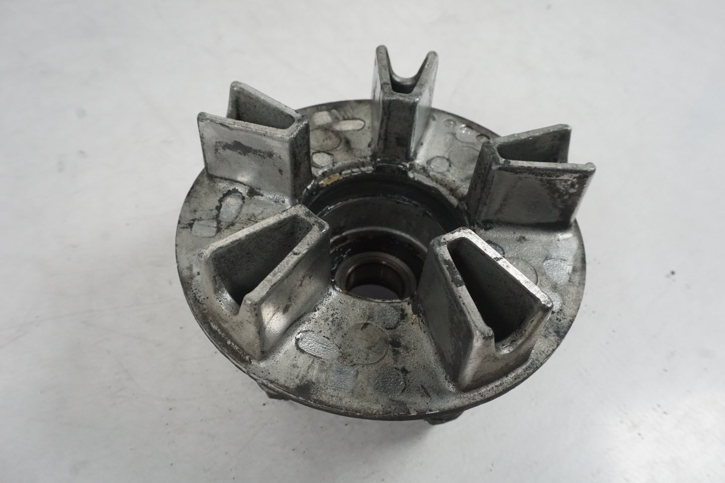 Snett nerifrån på Drevfäste från en Honda VFR 750 -1988 motorcykel.