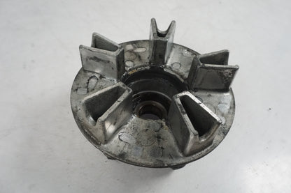 Snett nerifrån på Drevfäste från en Honda VFR 750 -1988 motorcykel.