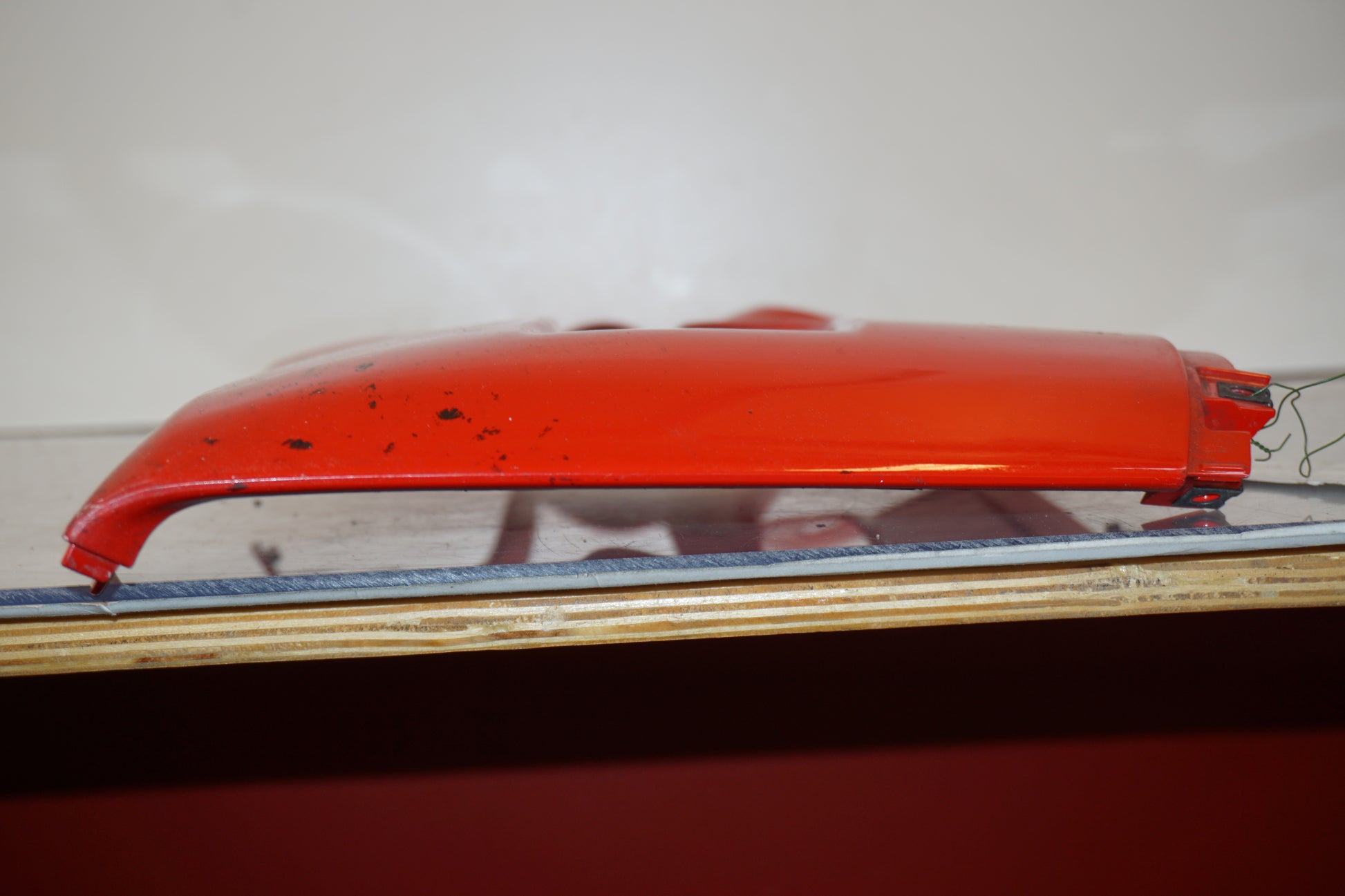 Snett nerifrån på Magkåpa från en Ducati 1299 Panigale -2015 motorcykel.