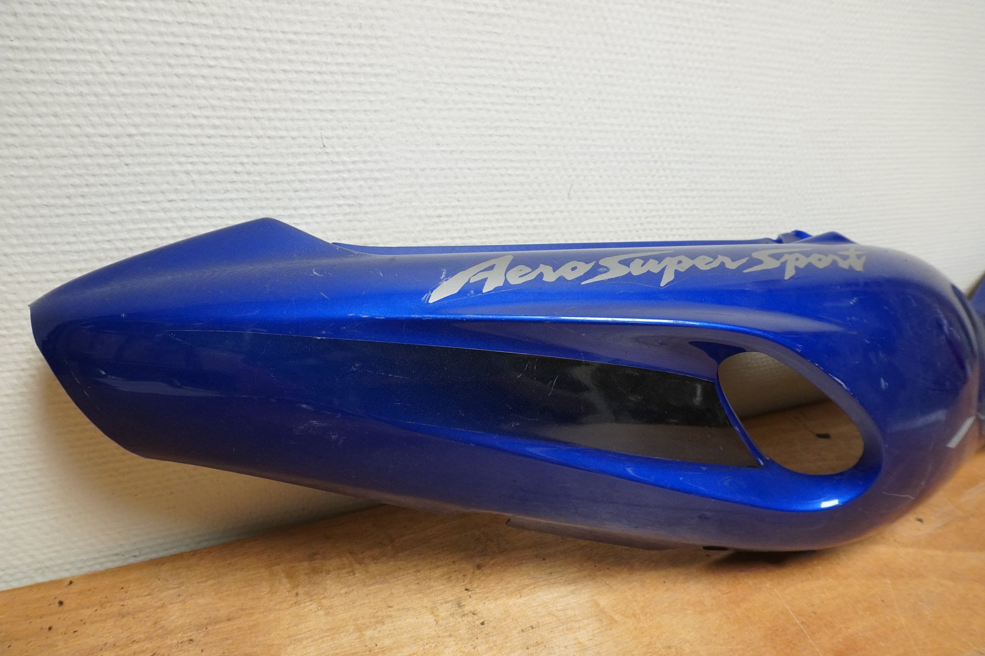 Baksidan på Bakvinge från en Yamaha YZF 1000 R -1997 motorcykel.