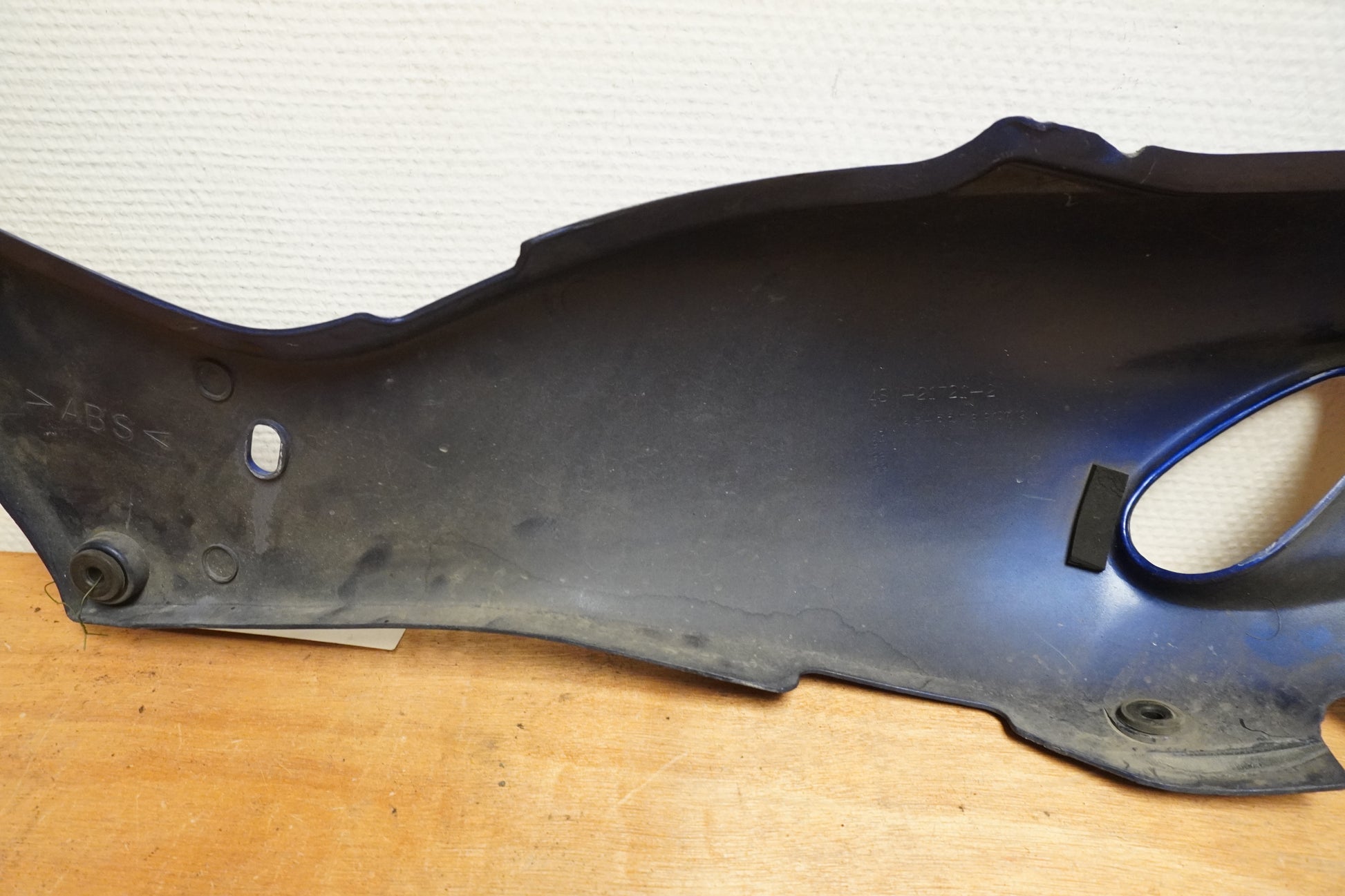 Snett nerifrån på Bakvinge från en Yamaha YZF 1000 R -1997 motorcykel.