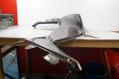 Vänster sida på Sidkåpa från en Husqvarna TR 650 Strada -2012 motorcykel.