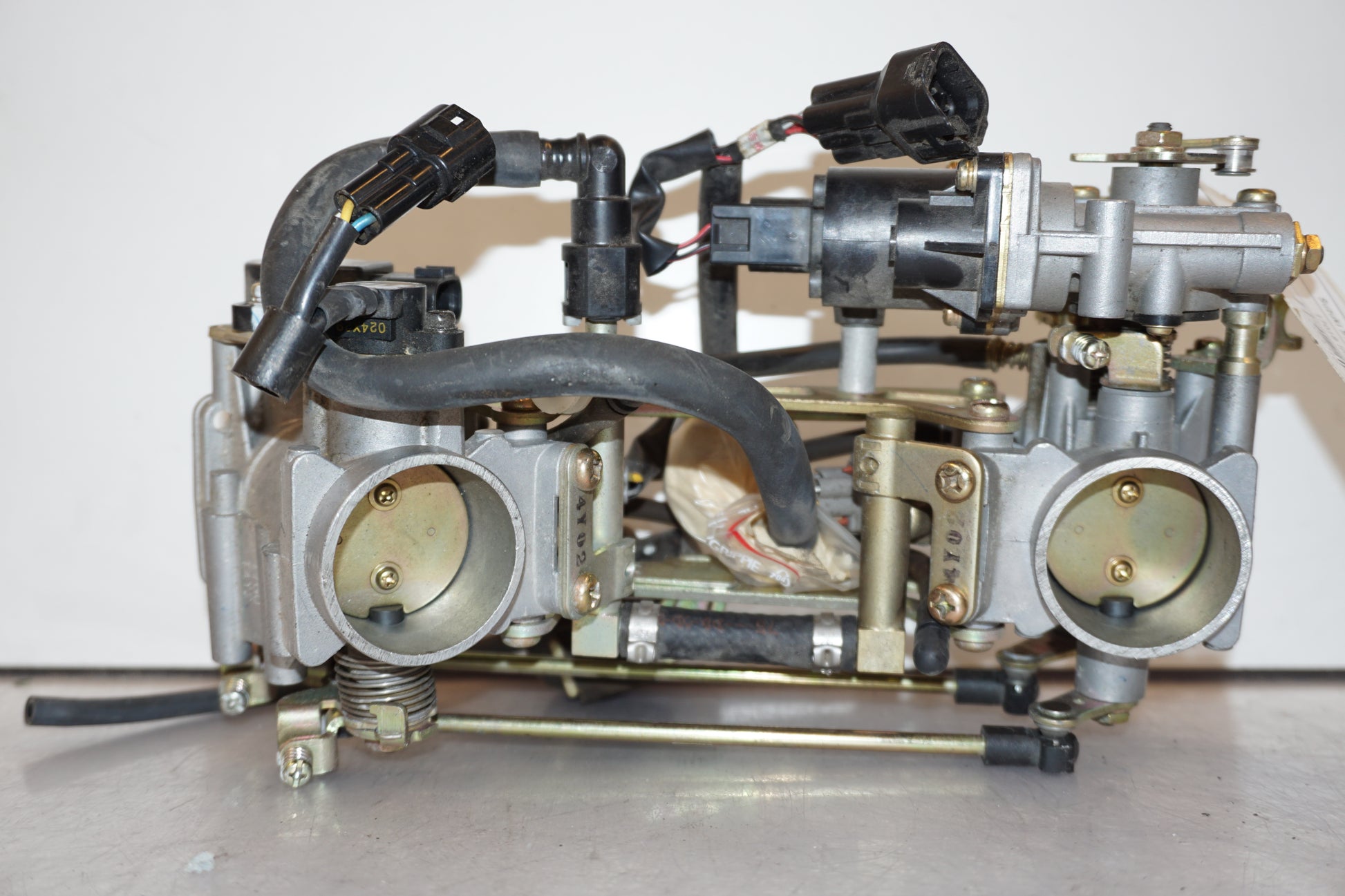 Höger sida på Insprutbrygga från en Suzuki SV 650 -2004 motorcykel.