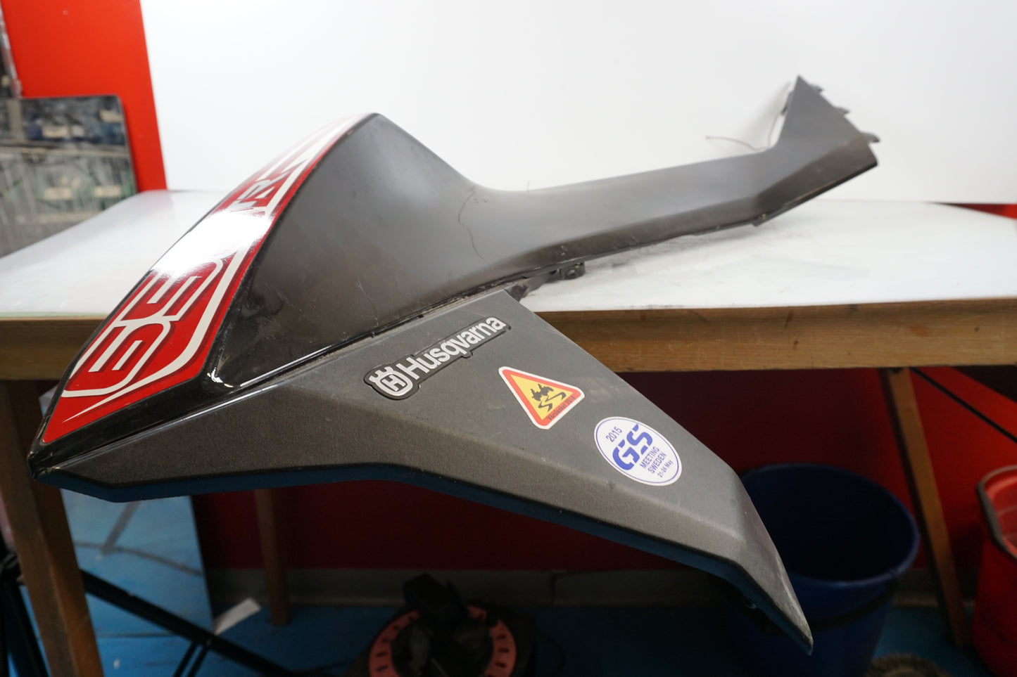 Snett nerifrån på Sidkåpa från en Husqvarna TR 650 Strada -2012 motorcykel.