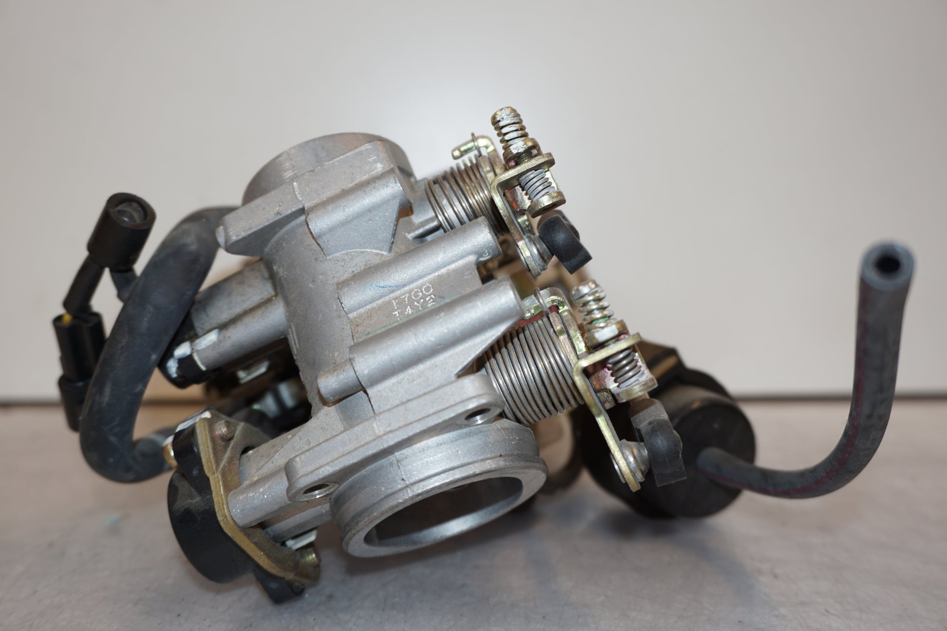 Snett uppifrån på Insprutbrygga från en Suzuki SV 650 -2004 motorcykel.