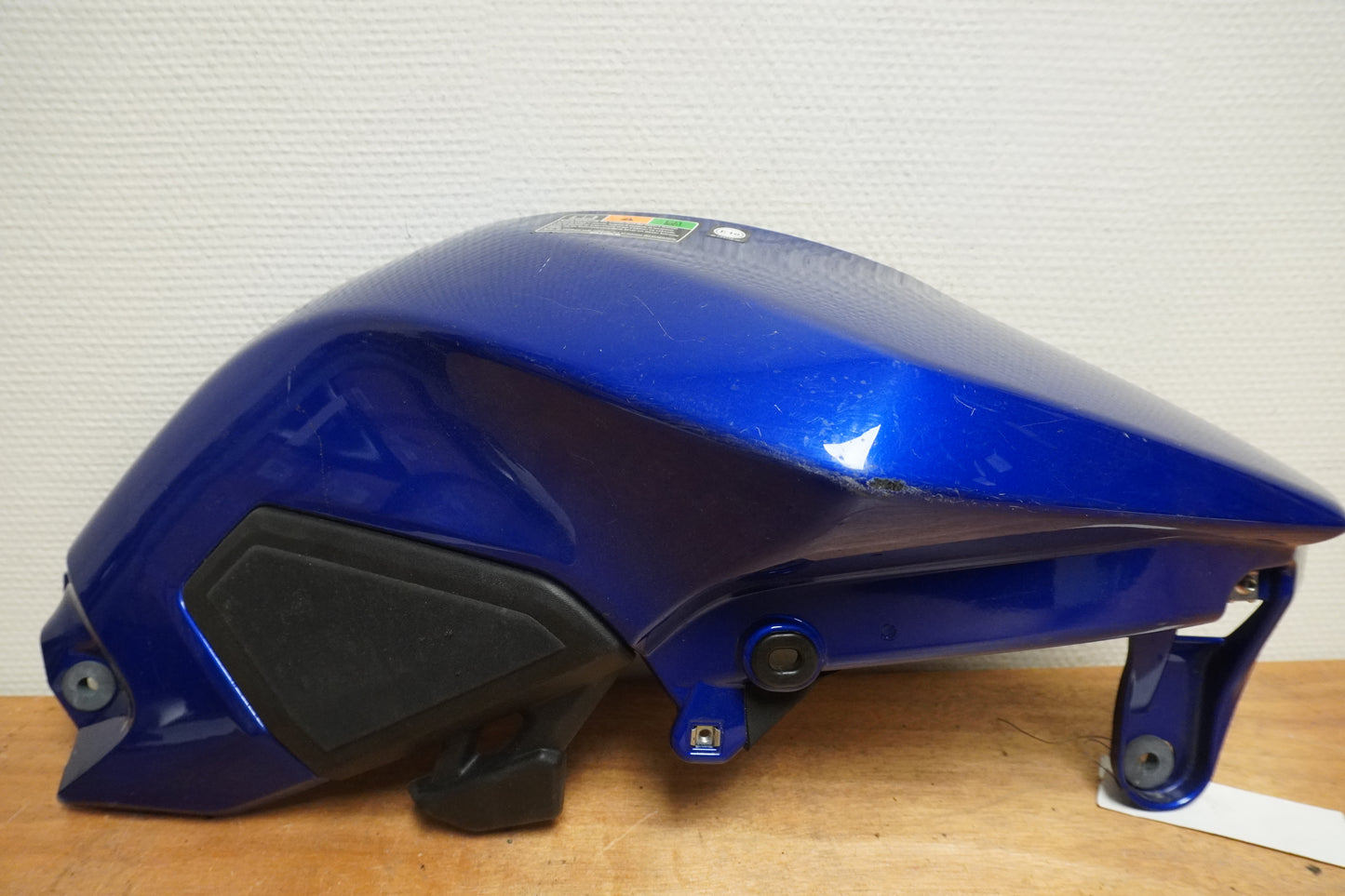 Framsidan på Bensintankskåpa från en Yamaha MT-07 Tracer -2016 motorcykel.