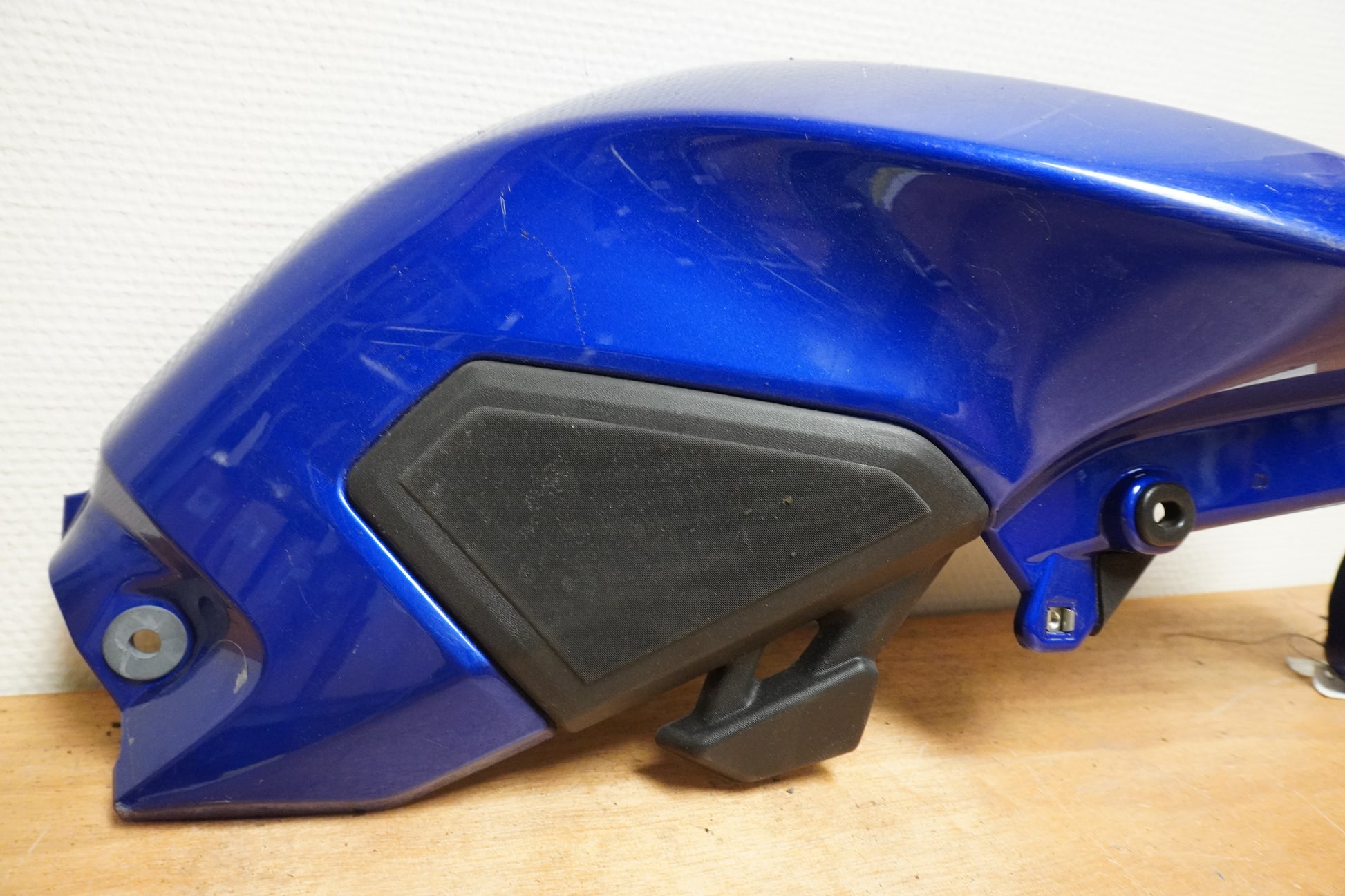 Baksidan på Bensintankskåpa från en Yamaha MT-07 Tracer -2016 motorcykel.