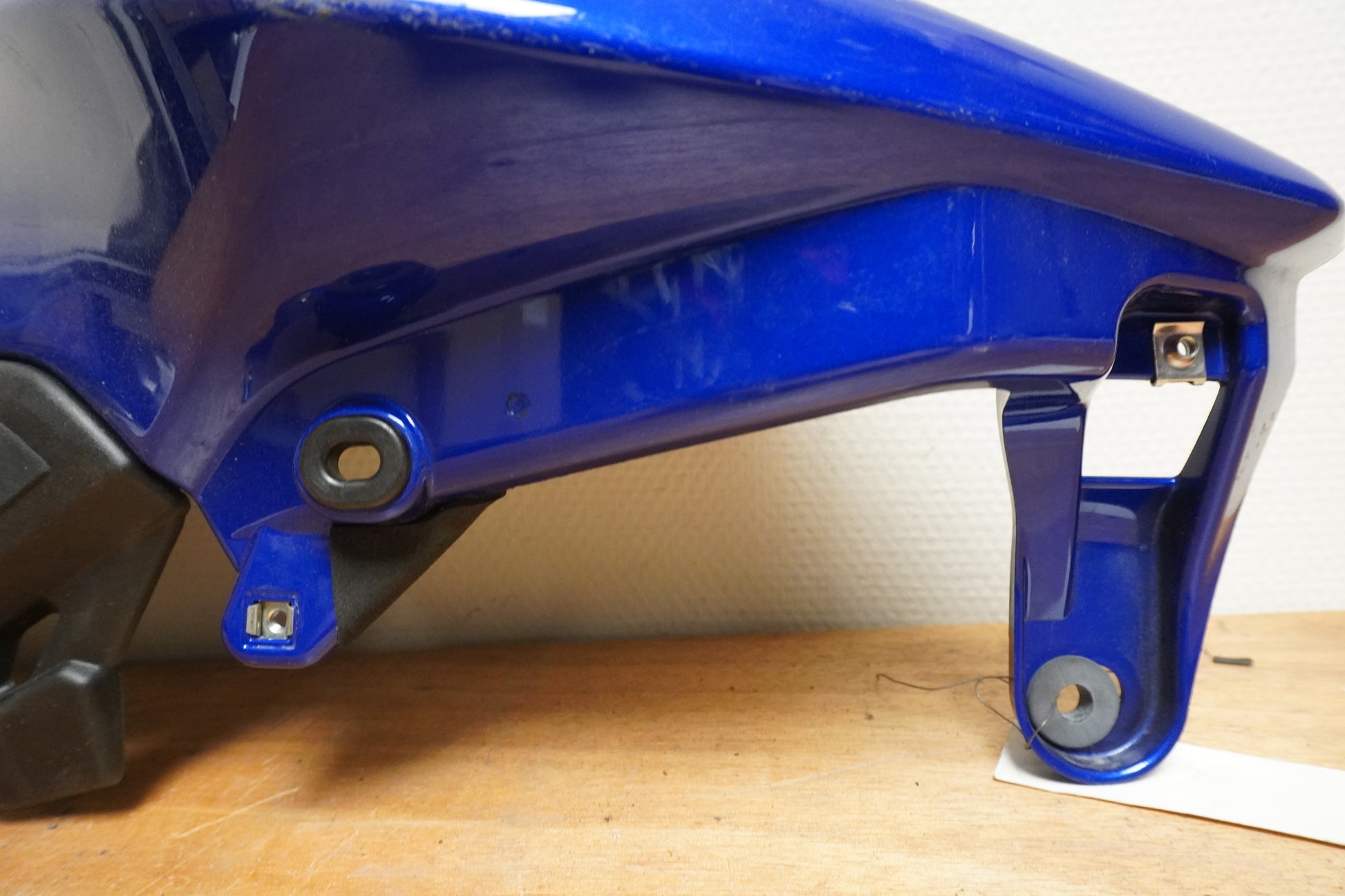 Höger sida på Bensintankskåpa från en Yamaha MT-07 Tracer -2016 motorcykel.