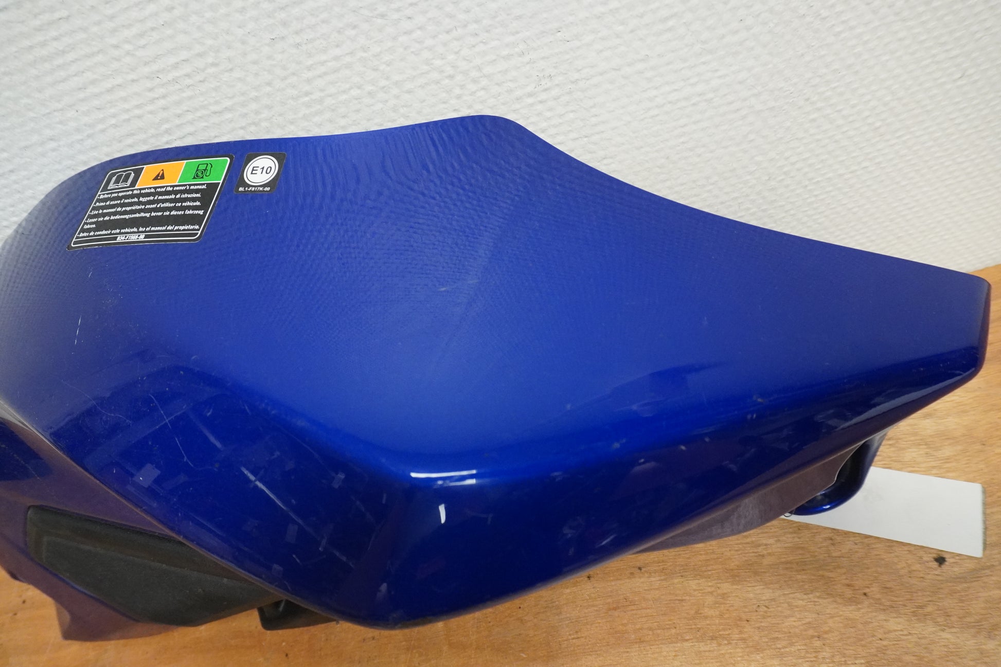 Vänster sida på Bensintankskåpa från en Yamaha MT-07 Tracer -2016 motorcykel.