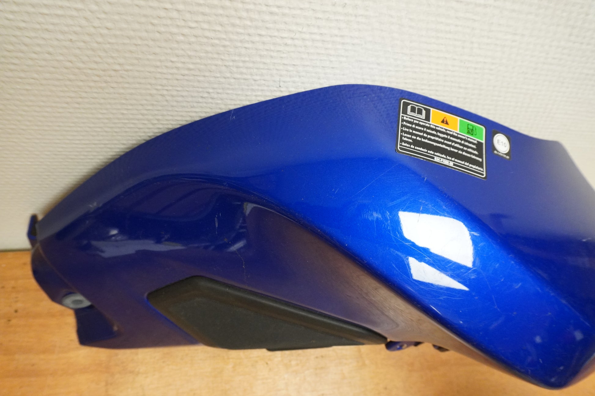 Snett uppifrån på Bensintankskåpa från en Yamaha MT-07 Tracer -2016 motorcykel.