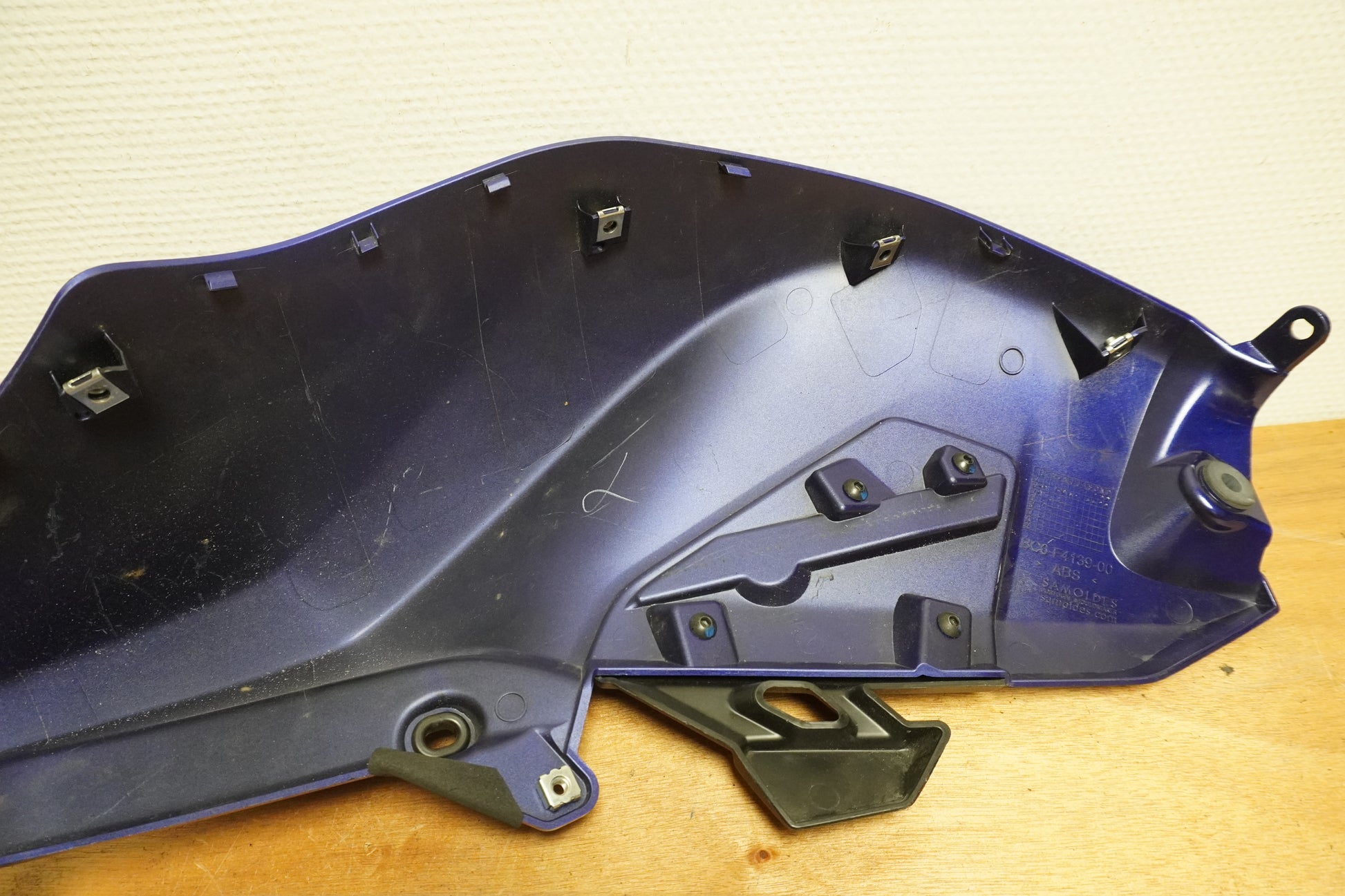 Snett nerifrån på Bensintankskåpa från en Yamaha MT-07 Tracer -2016 motorcykel.