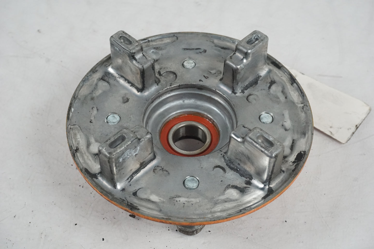 Vänster sida på Drevfäste från en Honda CBR 125 R -2011 motorcykel.