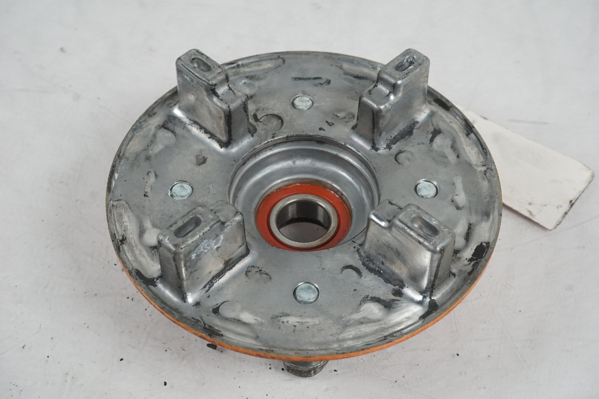 Vänster sida på Drevfäste från en Honda CBR 125 R -2011 motorcykel.