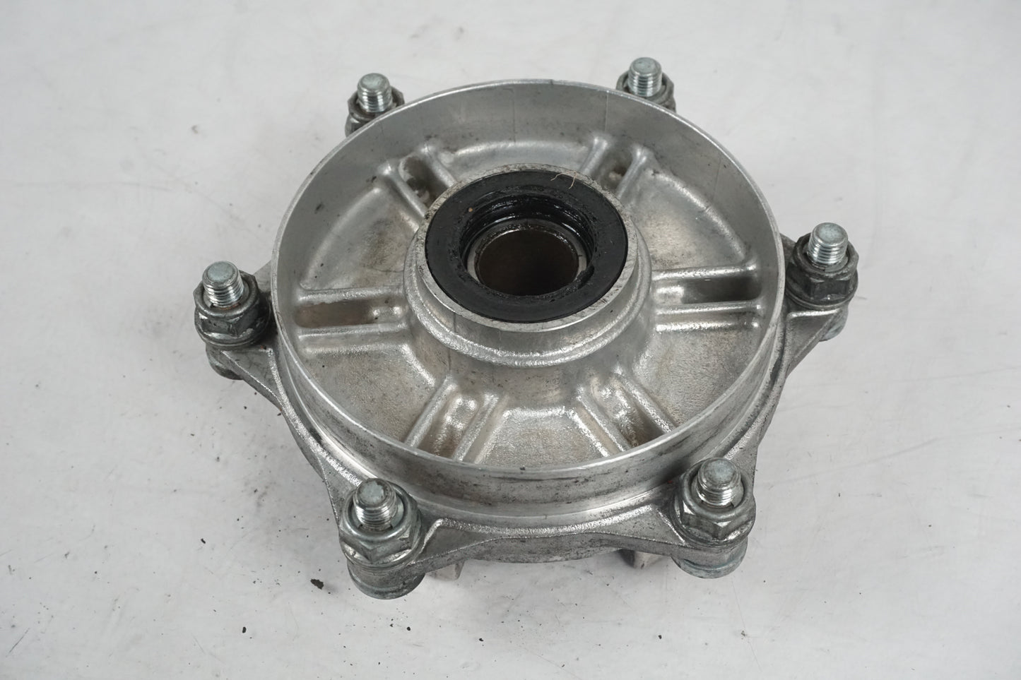 Framsidan på Drevfäste från en Honda CBR 900 RR -2000 motorcykel.