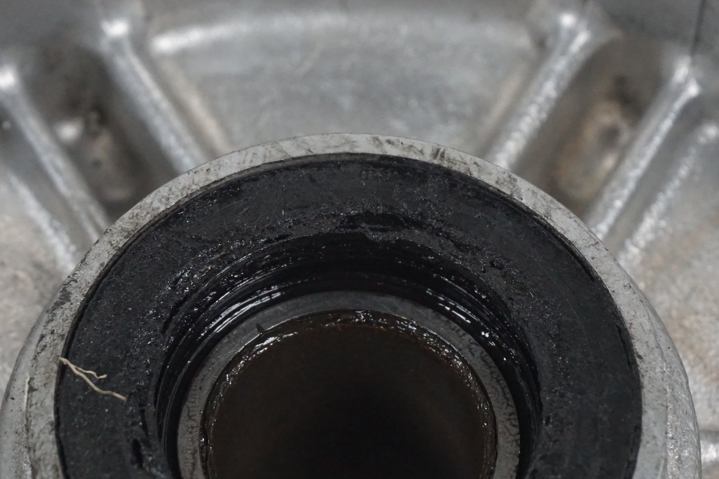 Vänster sida på Drevfäste från en Honda CBR 900 RR -2000 motorcykel.