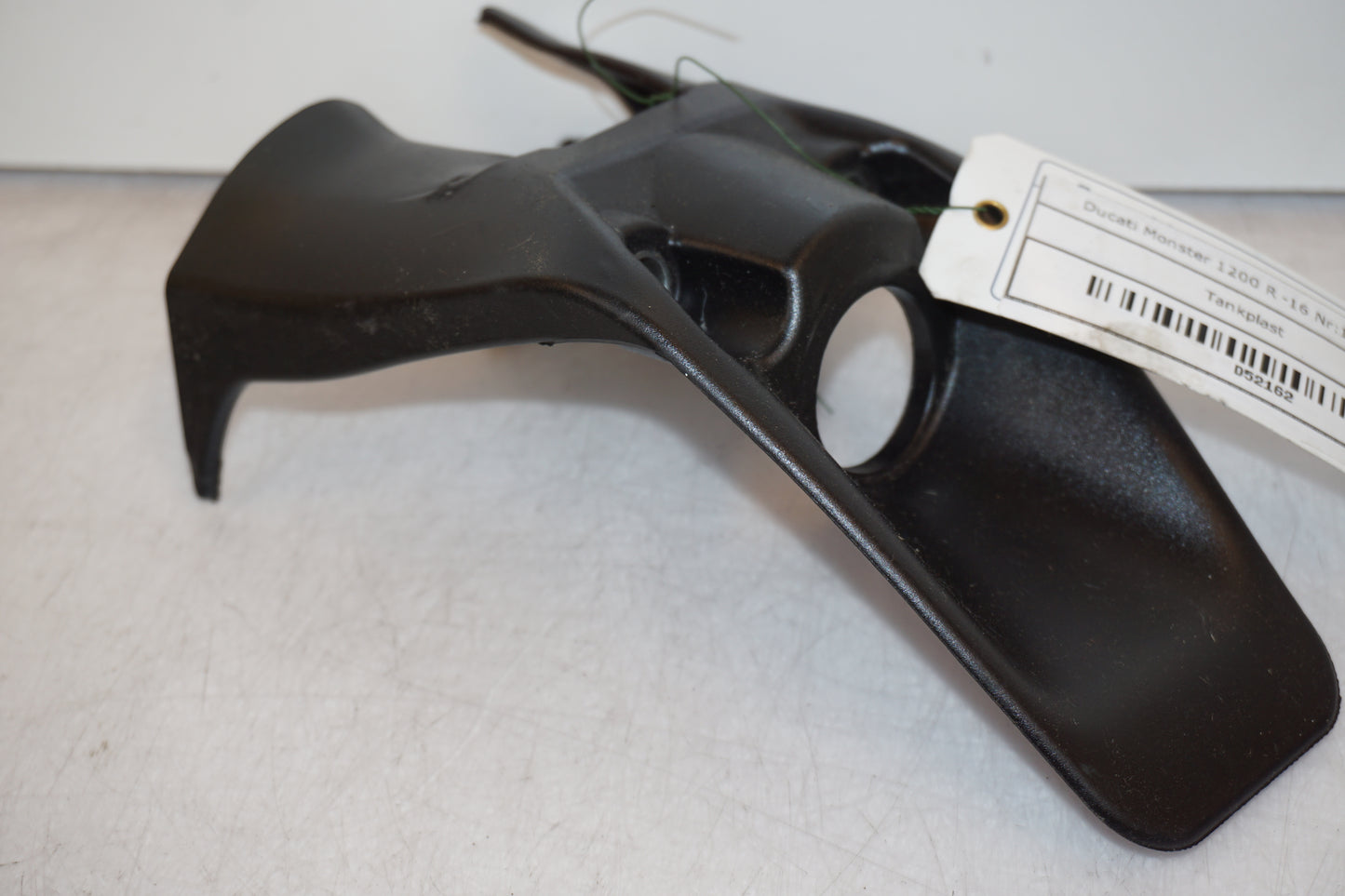 Framsidan på Bensintankskåpa från en Ducati Monster 1200 -2016 motorcykel.