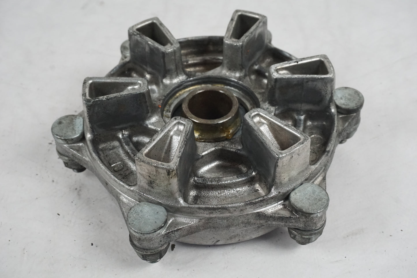 Snett uppifrån på Drevfäste från en Honda CBR 900 RR -2000 motorcykel.