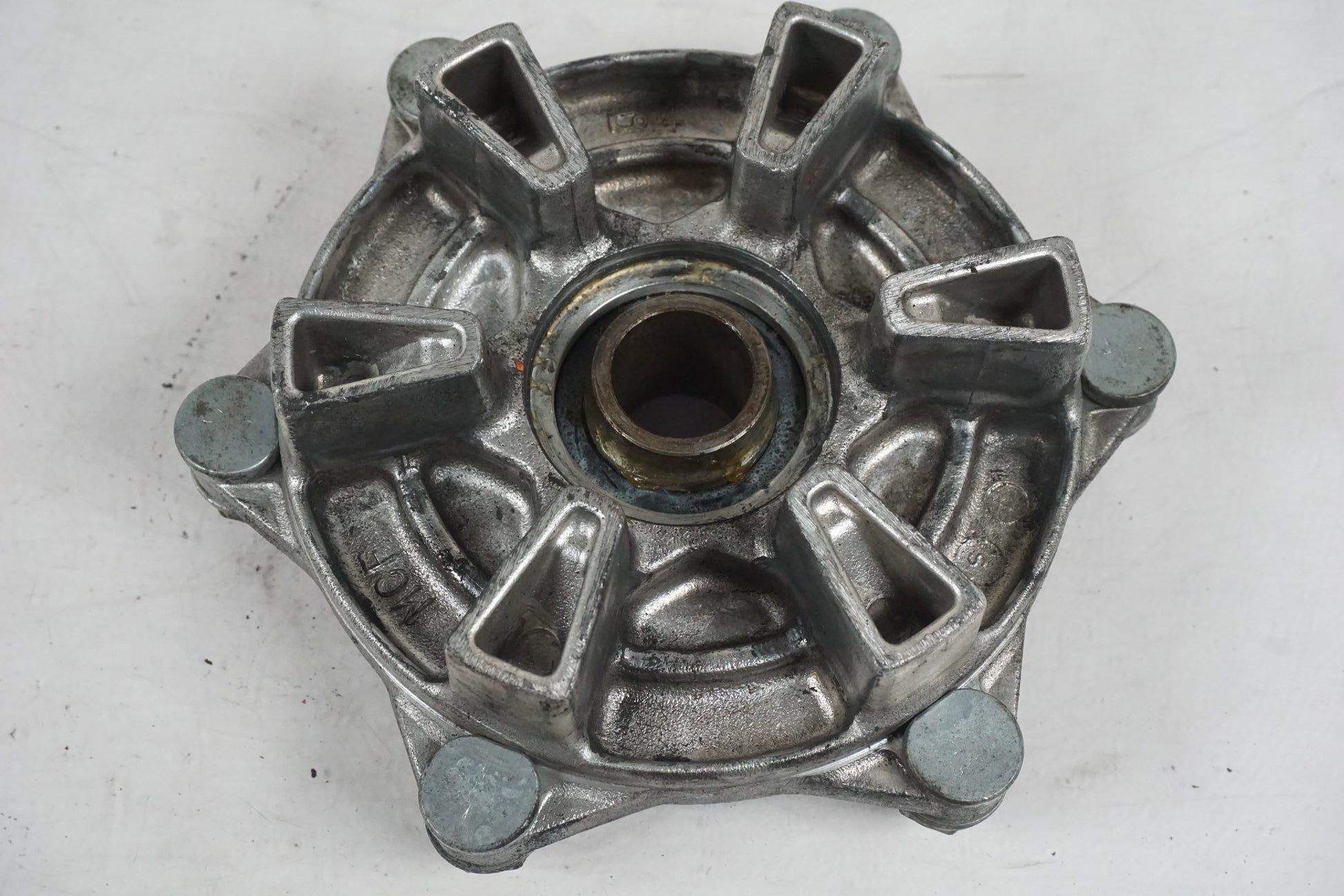 Snett nerifrån på Drevfäste från en Honda CBR 900 RR -2000 motorcykel.