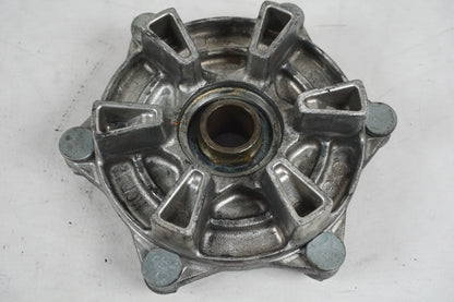 Snett nerifrån på Drevfäste från en Honda CBR 900 RR -2000 motorcykel.