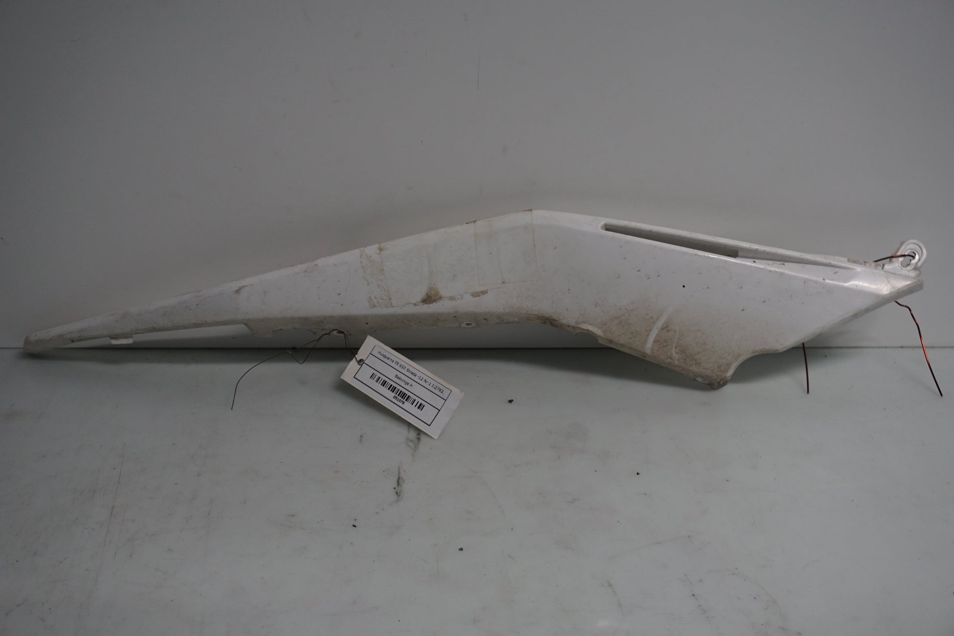 Framsidan på Bakvinge från en Husqvarna TR 650 Strada -2012 motorcykel.