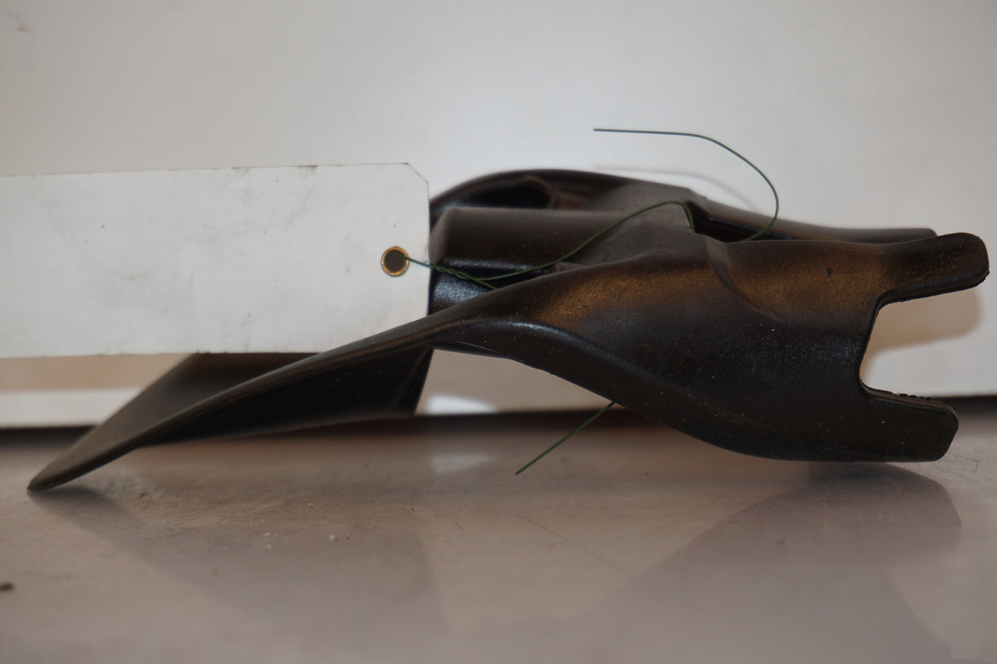 Snett uppifrån på Bensintankskåpa från en Ducati Monster 1200 -2016 motorcykel.