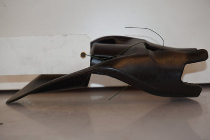 Snett uppifrån på Bensintankskåpa från en Ducati Monster 1200 -2016 motorcykel.