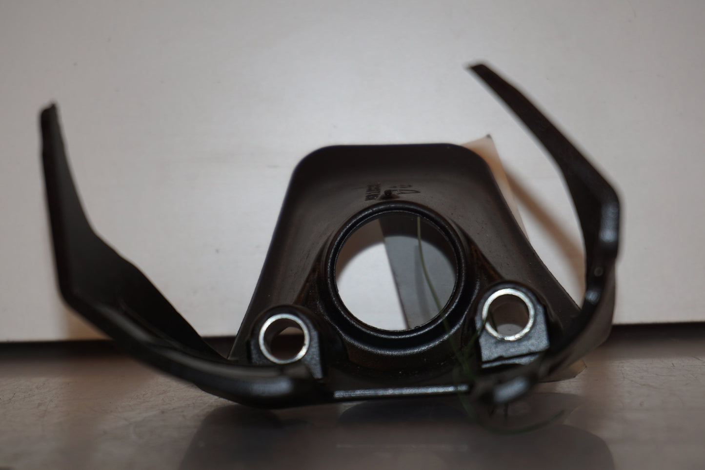 Snett nerifrån på Bensintankskåpa från en Ducati Monster 1200 -2016 motorcykel.