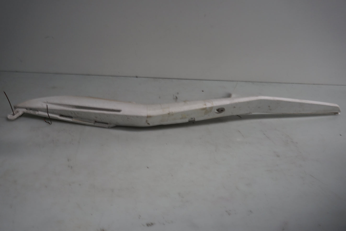 Vänster sida på Bakvinge från en Husqvarna TR 650 Strada -2012 motorcykel.