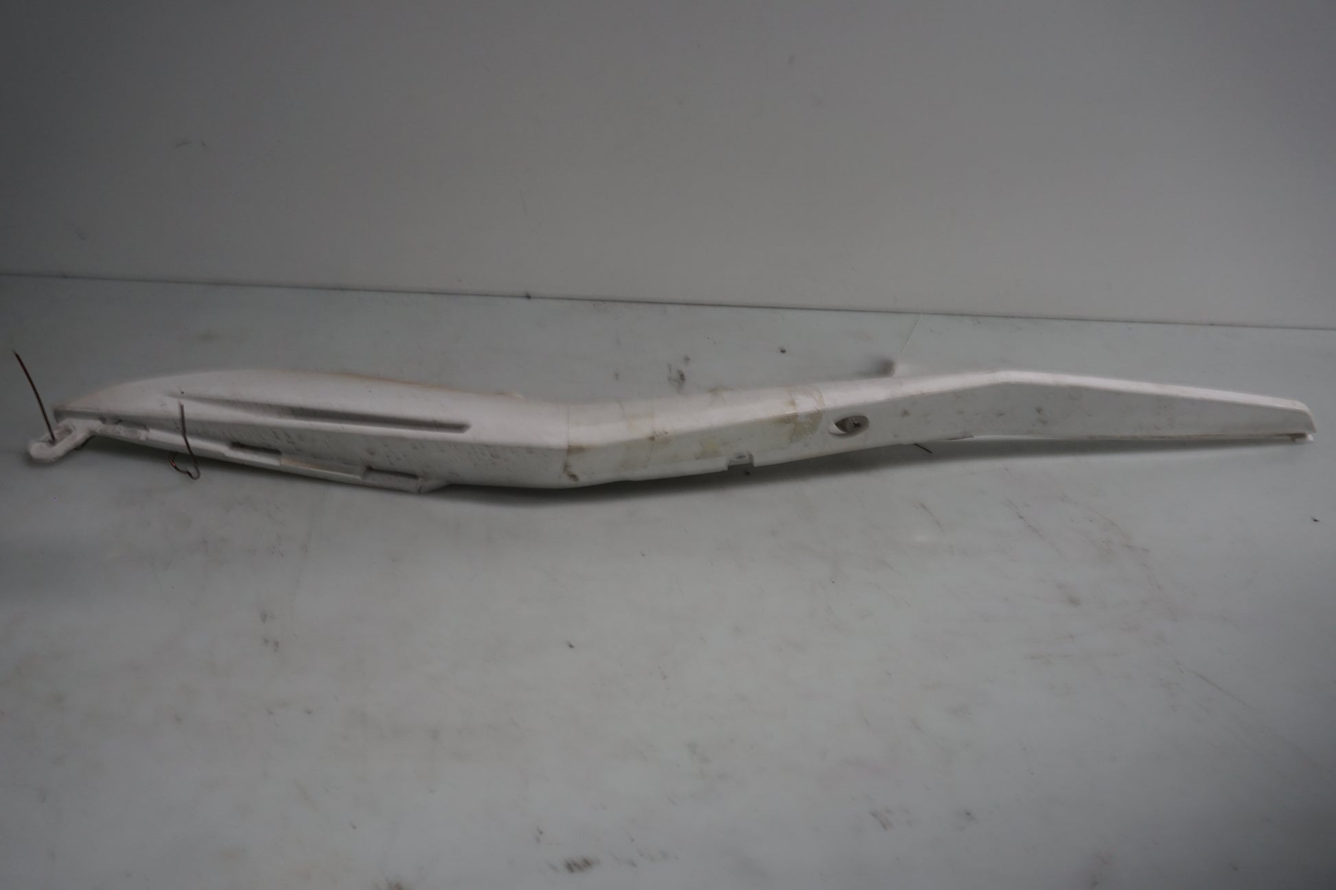 Vänster sida på Bakvinge från en Husqvarna TR 650 Strada -2012 motorcykel.