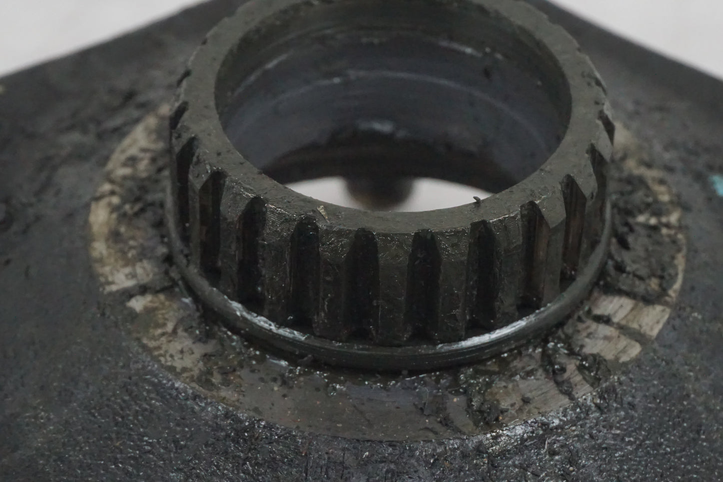 Vänster sida på Drivfäste från en Honda VT 1100 C -2000 motorcykel.