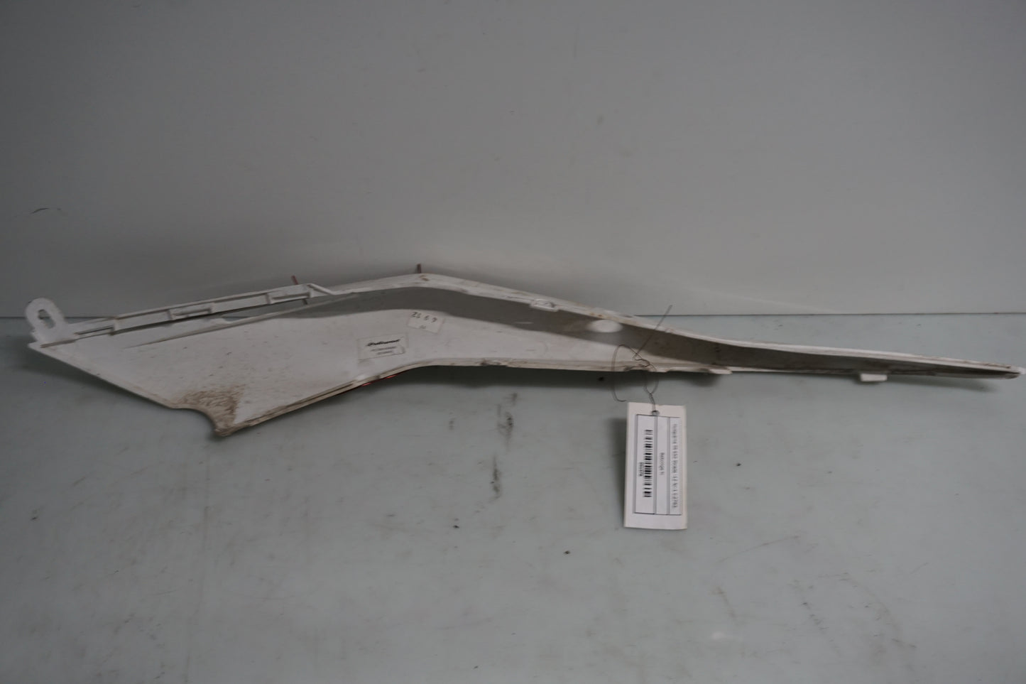 Snett nerifrån på Bakvinge från en Husqvarna TR 650 Strada -2012 motorcykel.