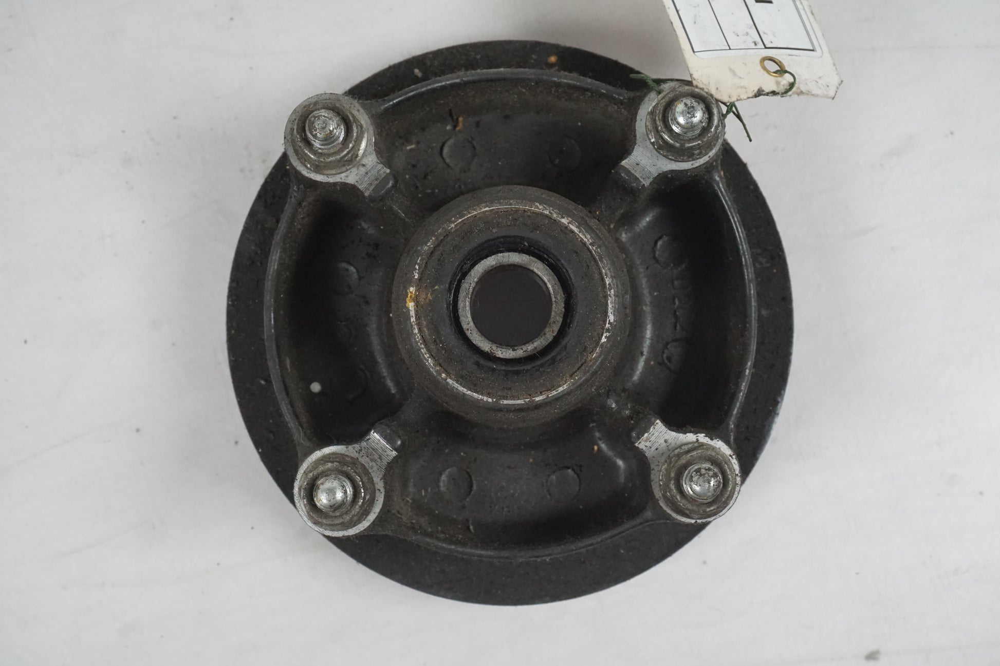 Baksidan på Drevfäste från en Honda CBF 125 -2010 motorcykel.