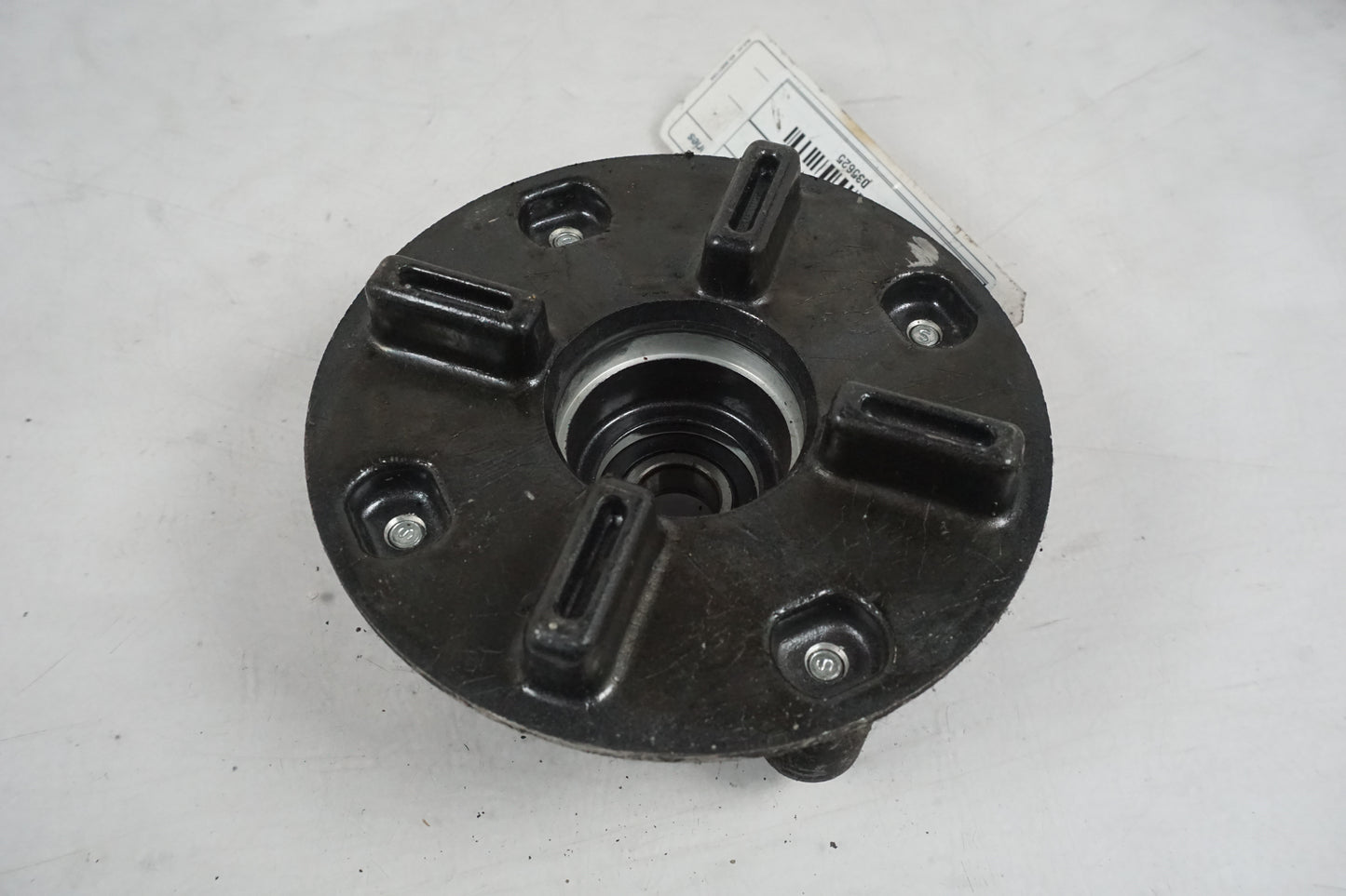 Snett uppifrån på Drevfäste från en Honda CBF 125 -2010 motorcykel.