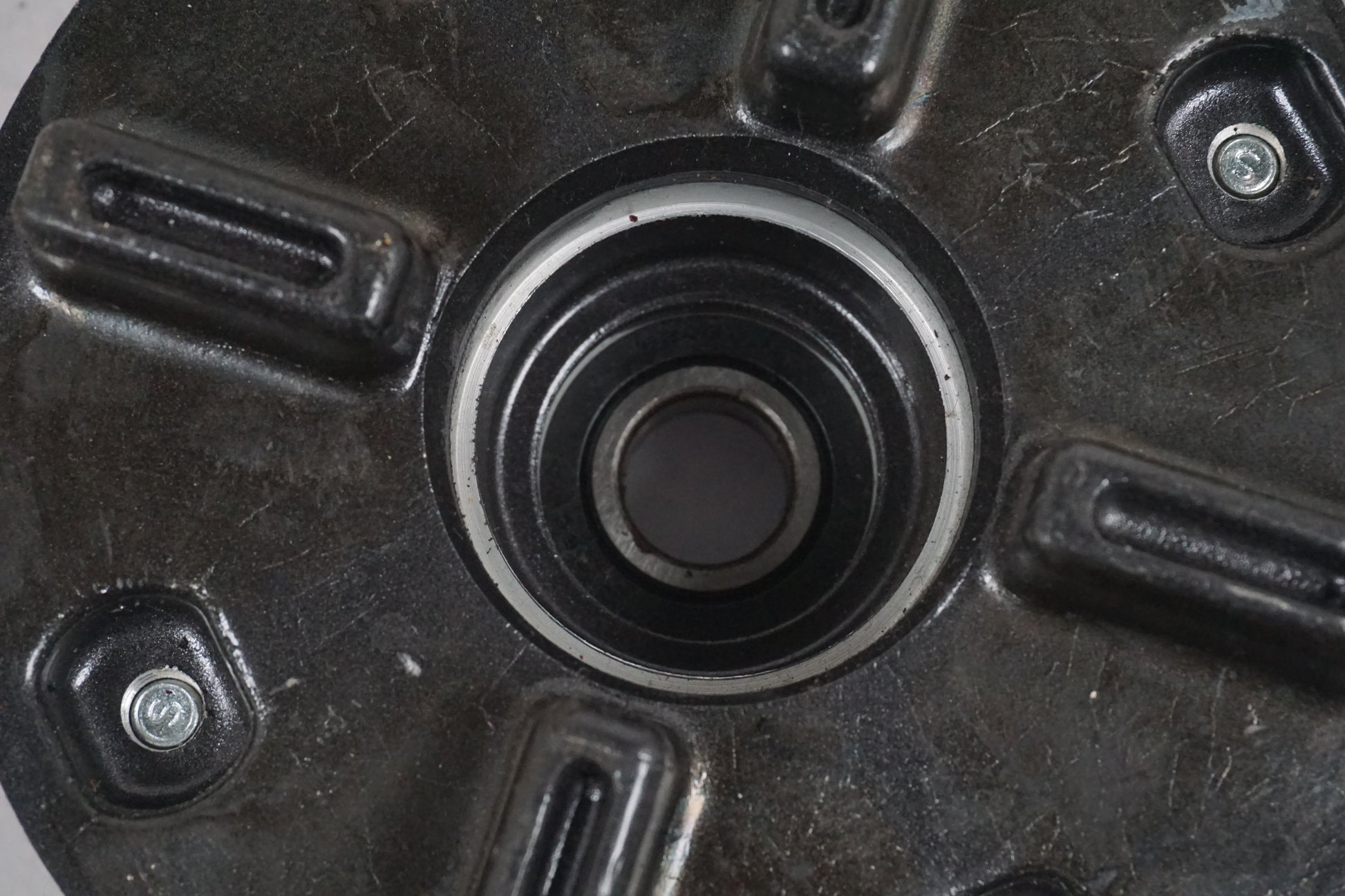 Snett nerifrån på Drevfäste från en Honda CBF 125 -2010 motorcykel.