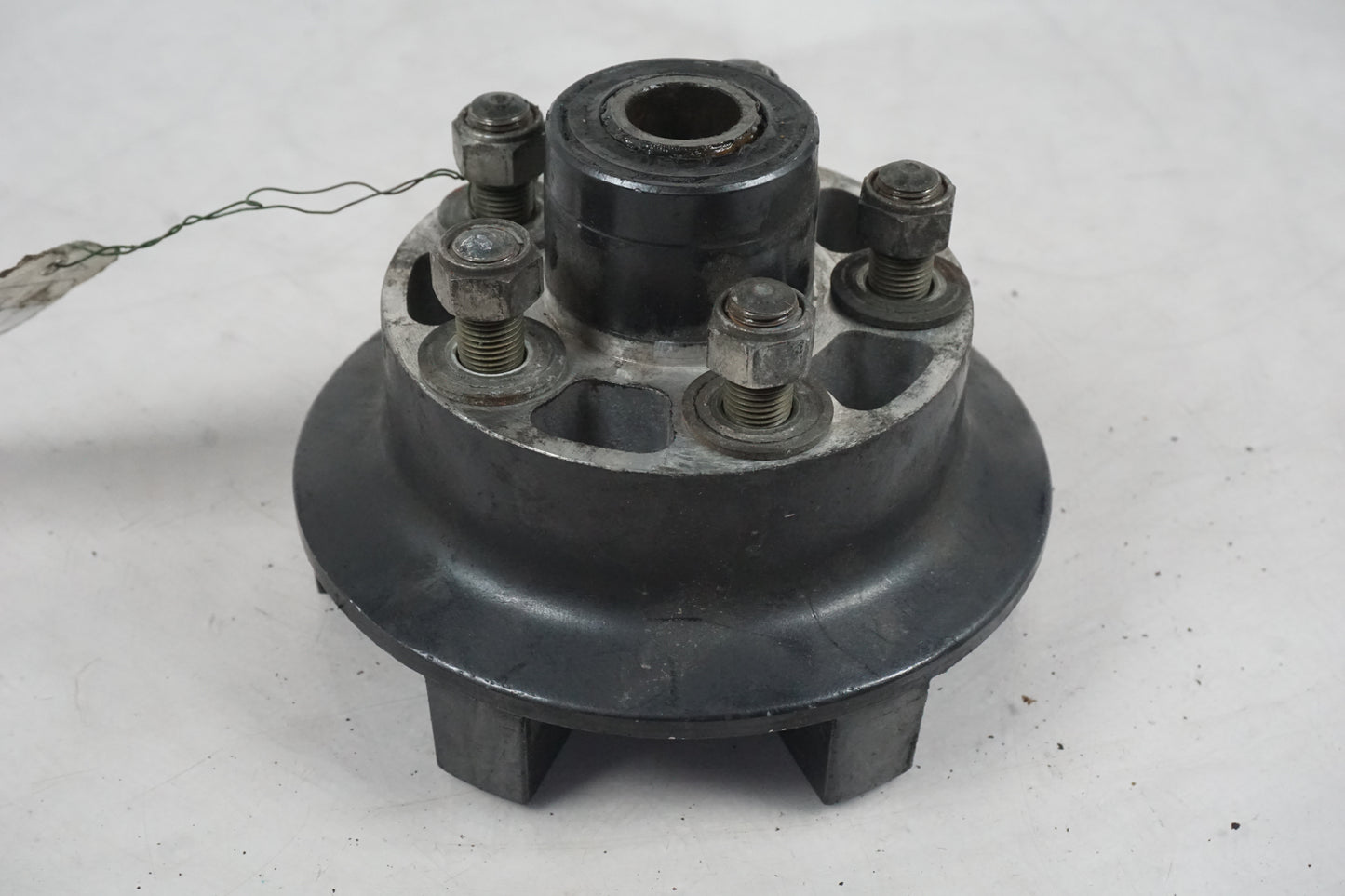 Framsidan på Remhjulsfäste från en Yamaha XV 1700 -2003 motorcykel.