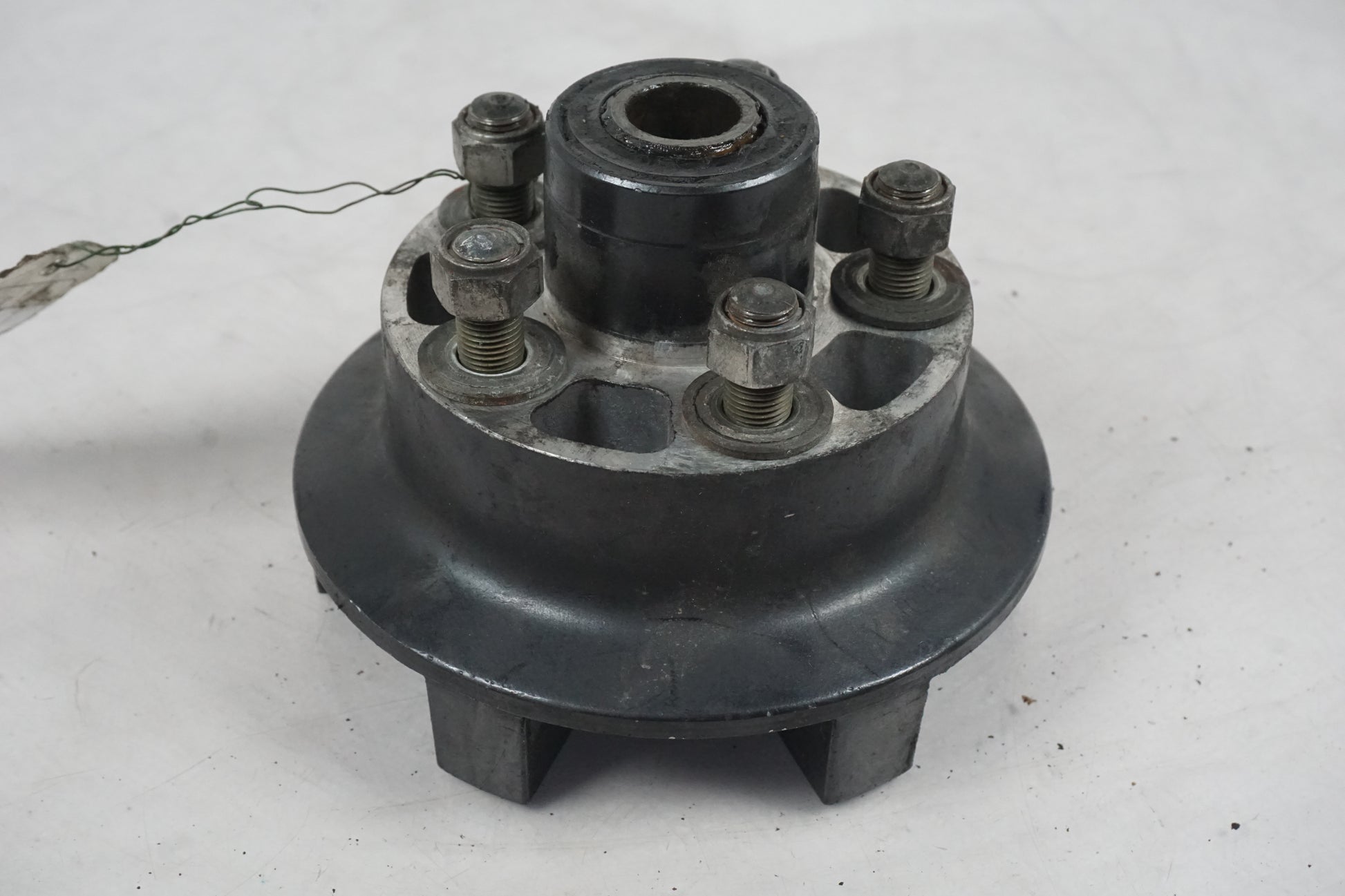 Framsidan på Remhjulsfäste från en Yamaha XV 1700 -2003 motorcykel.