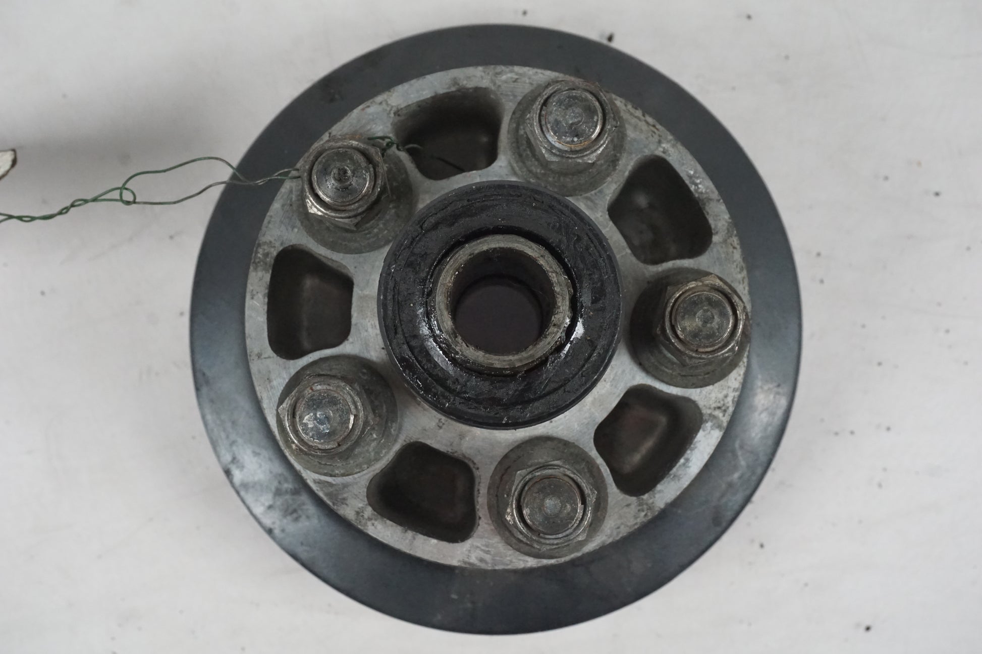 Baksidan på Remhjulsfäste från en Yamaha XV 1700 -2003 motorcykel.