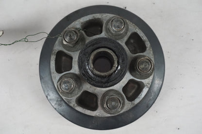 Baksidan på Remhjulsfäste från en Yamaha XV 1700 -2003 motorcykel.