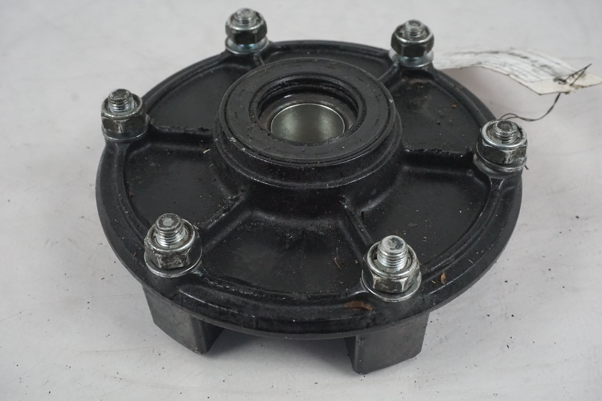 Framsidan på Drevfäste från en Yamaha FZ-8 -2011 motorcykel.