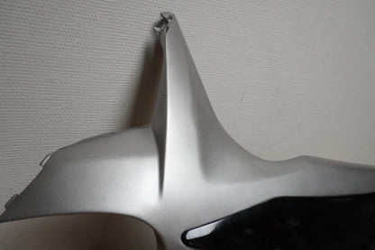 Baksidan på Sidkåpa från en Suzuki GSX-R 750 -2010 motorcykel.