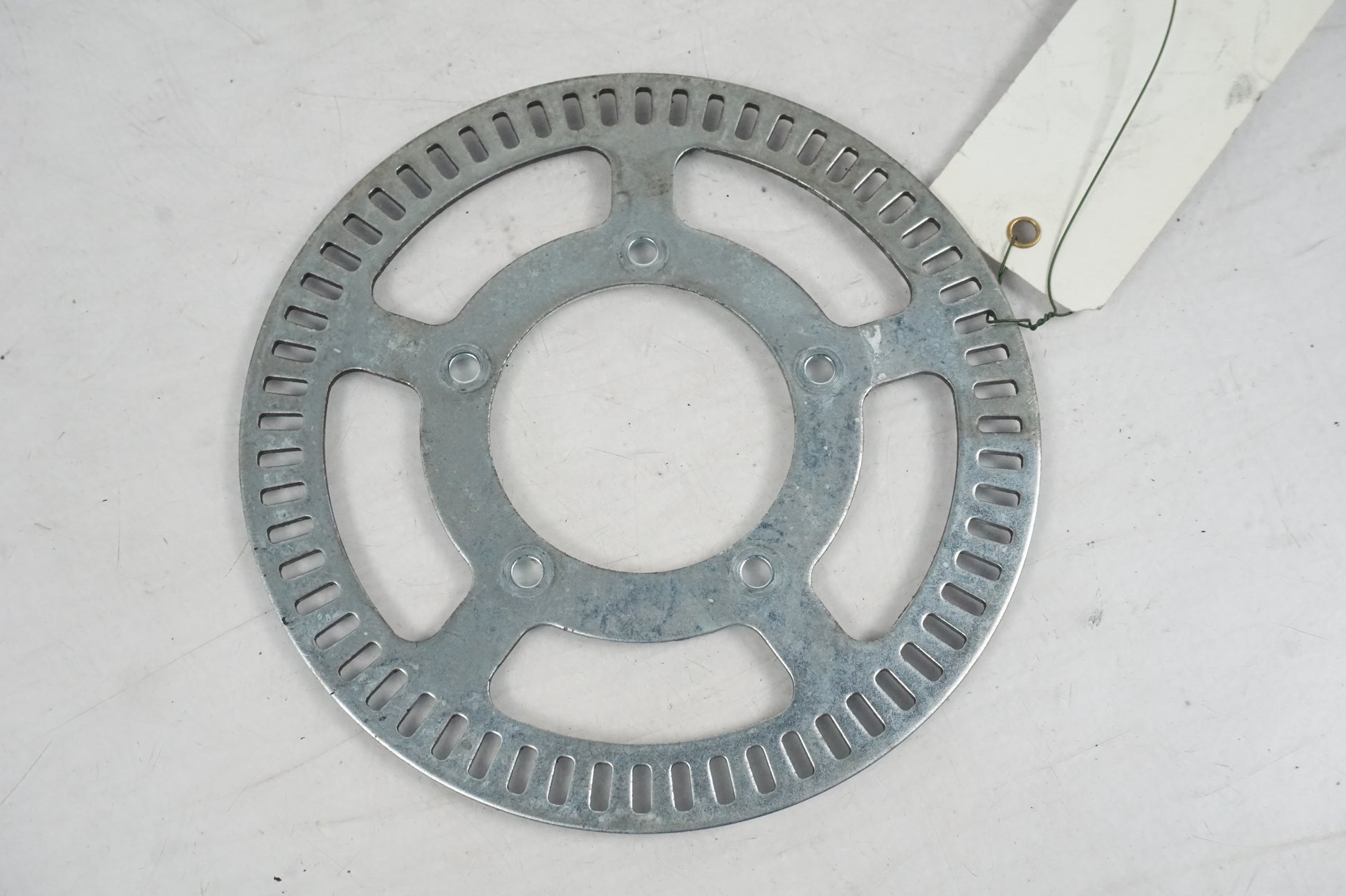 Baksidan på ABS krans från en Triumph Rocket III -2011 motorcykel.