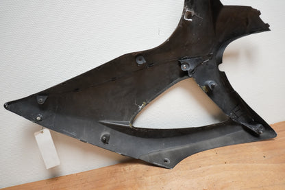 Snett nerifrån på Sidkåpa från en Suzuki GSX-R 750 -2010 motorcykel.