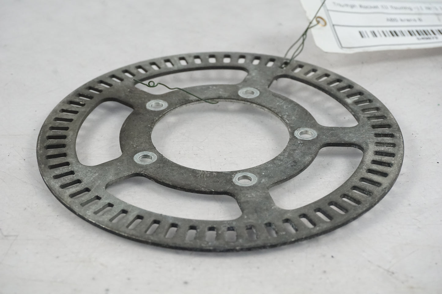 Baksidan på ABS krans från en Triumph Rocket III -2011 motorcykel.