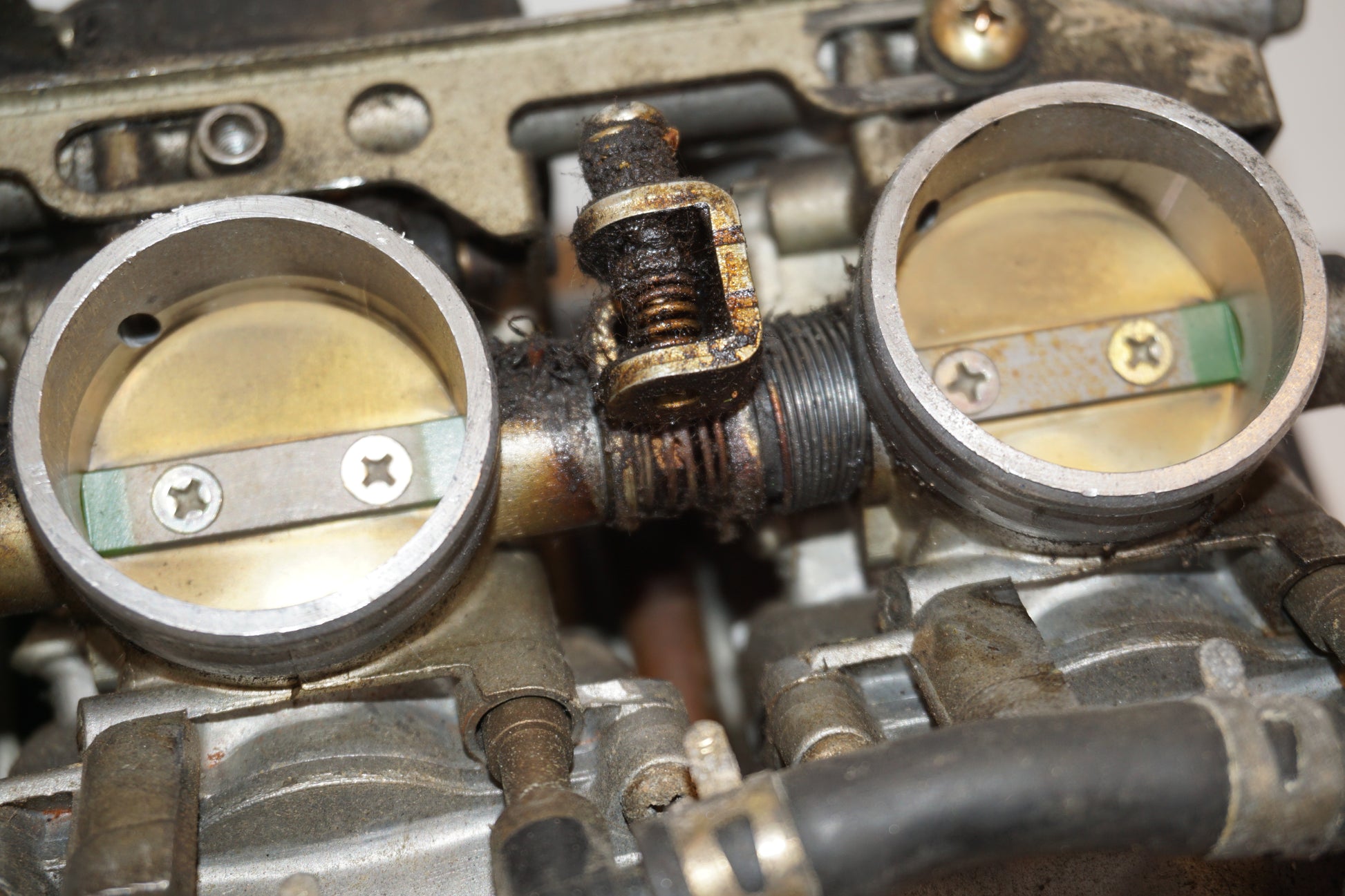 Baksidan på Förgasare från en Kawasaki ZXR 400 -1993 motorcykel.