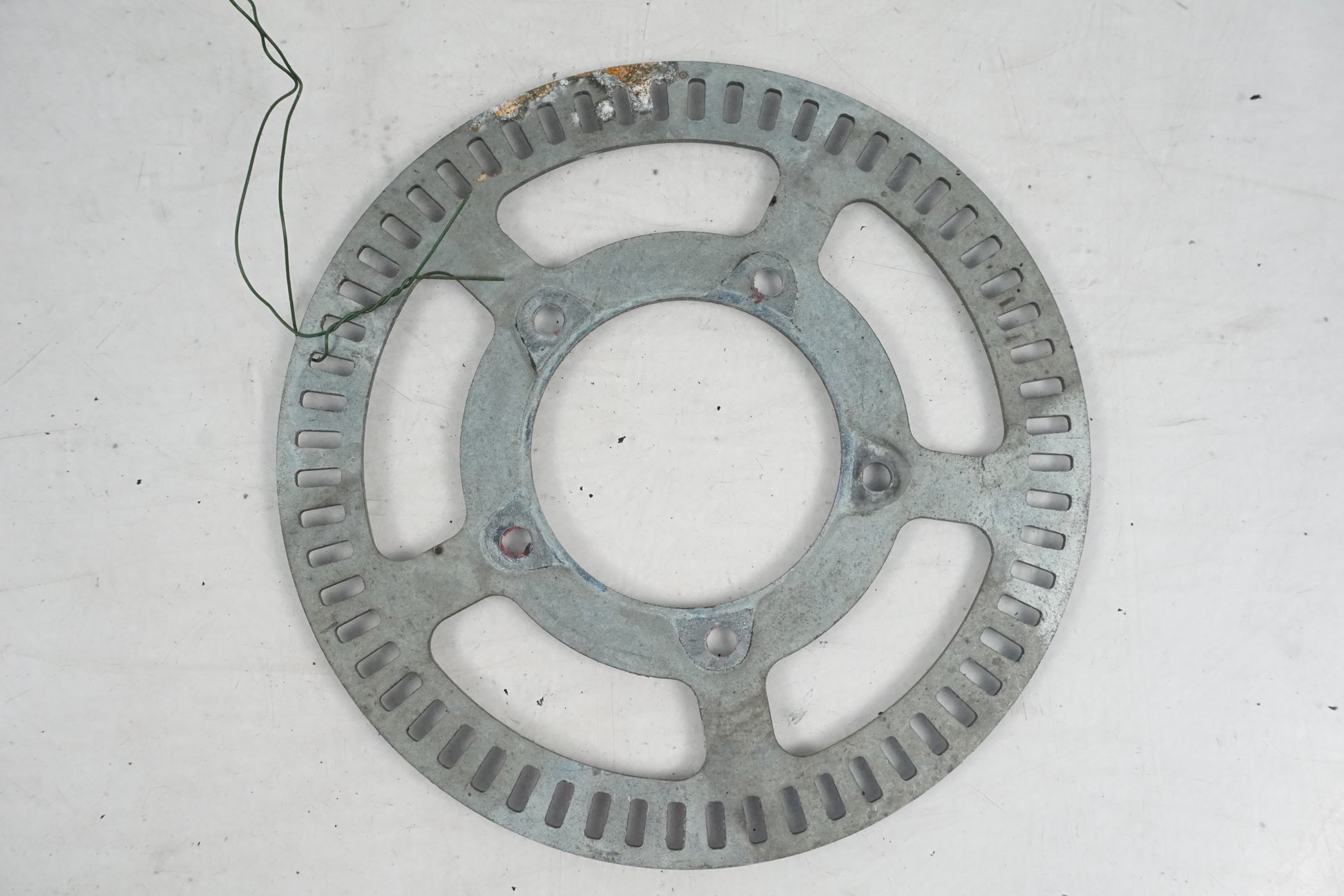 Höger sida på ABS krans från en Triumph Tiger -2007 motorcykel.