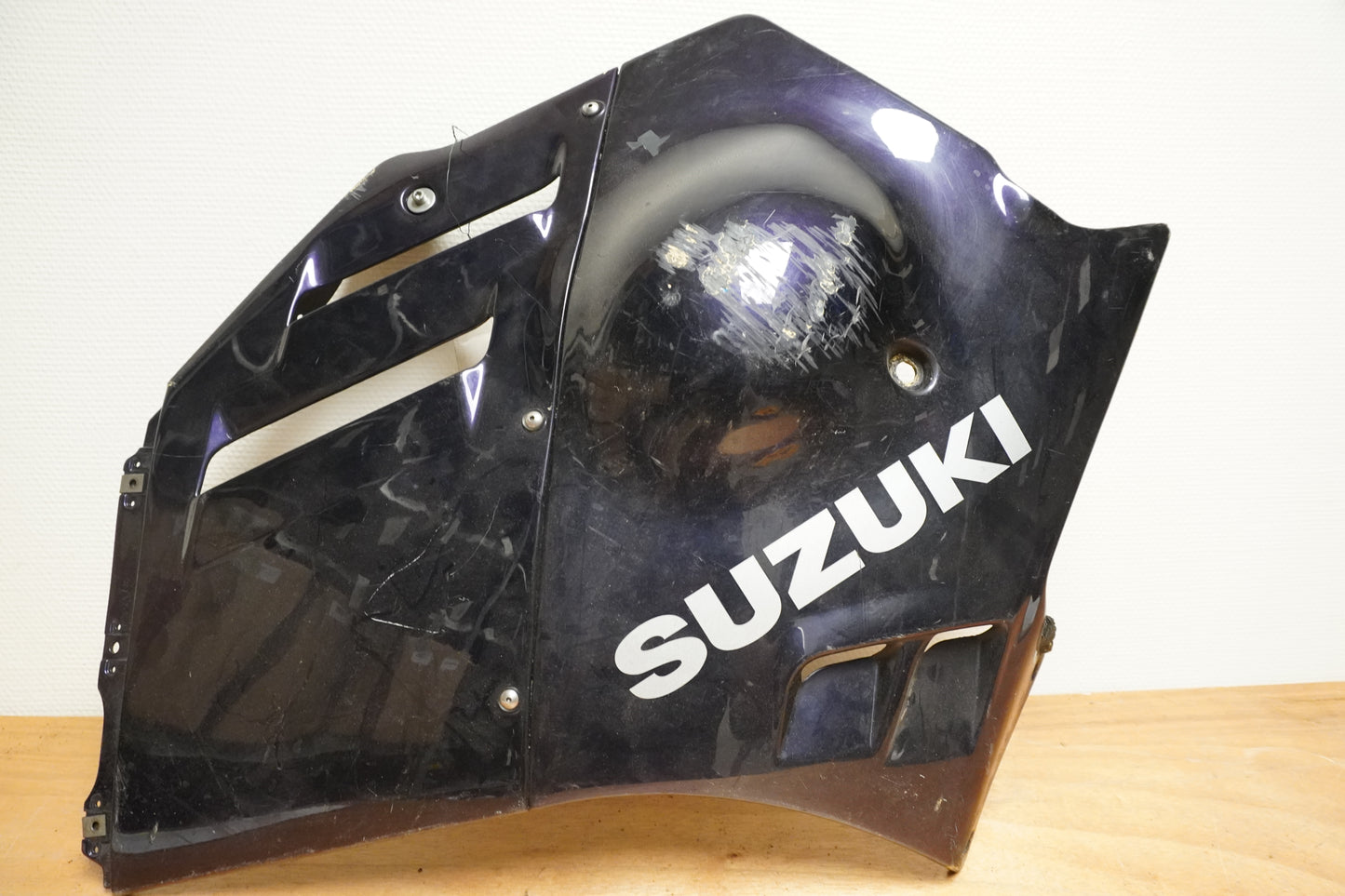 Framsidan på Sidkåpa från en Suzuki GSX-R 750 -1988 motorcykel.
